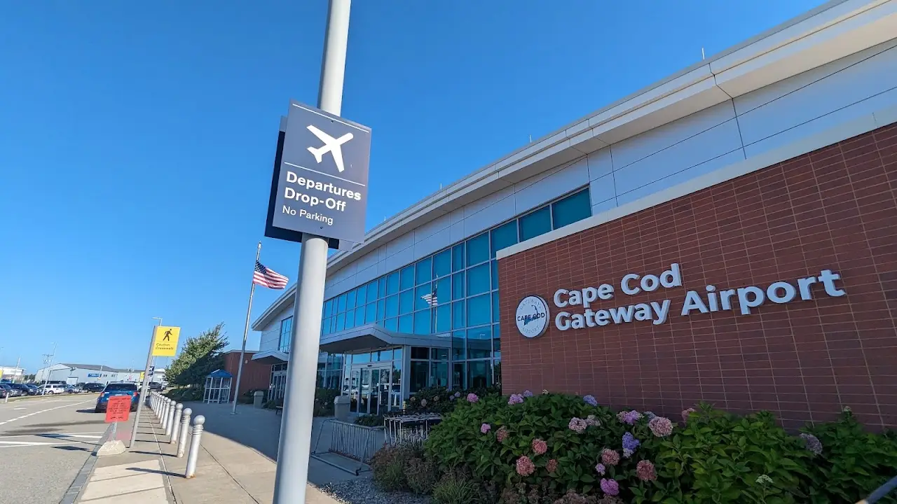 Cape Cod Gateway Airport (HYA), photo 2