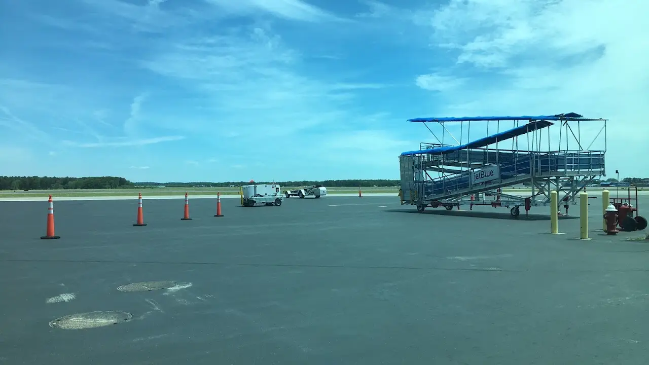 Cape Cod Gateway Airport (HYA), photo 4
