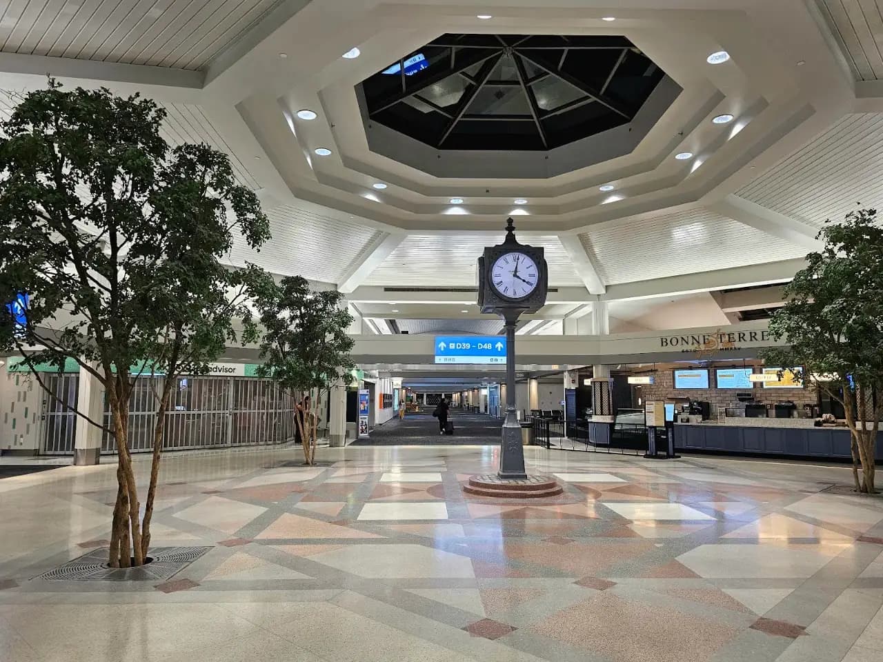General Mitchell International Airport (MKE), photo 2