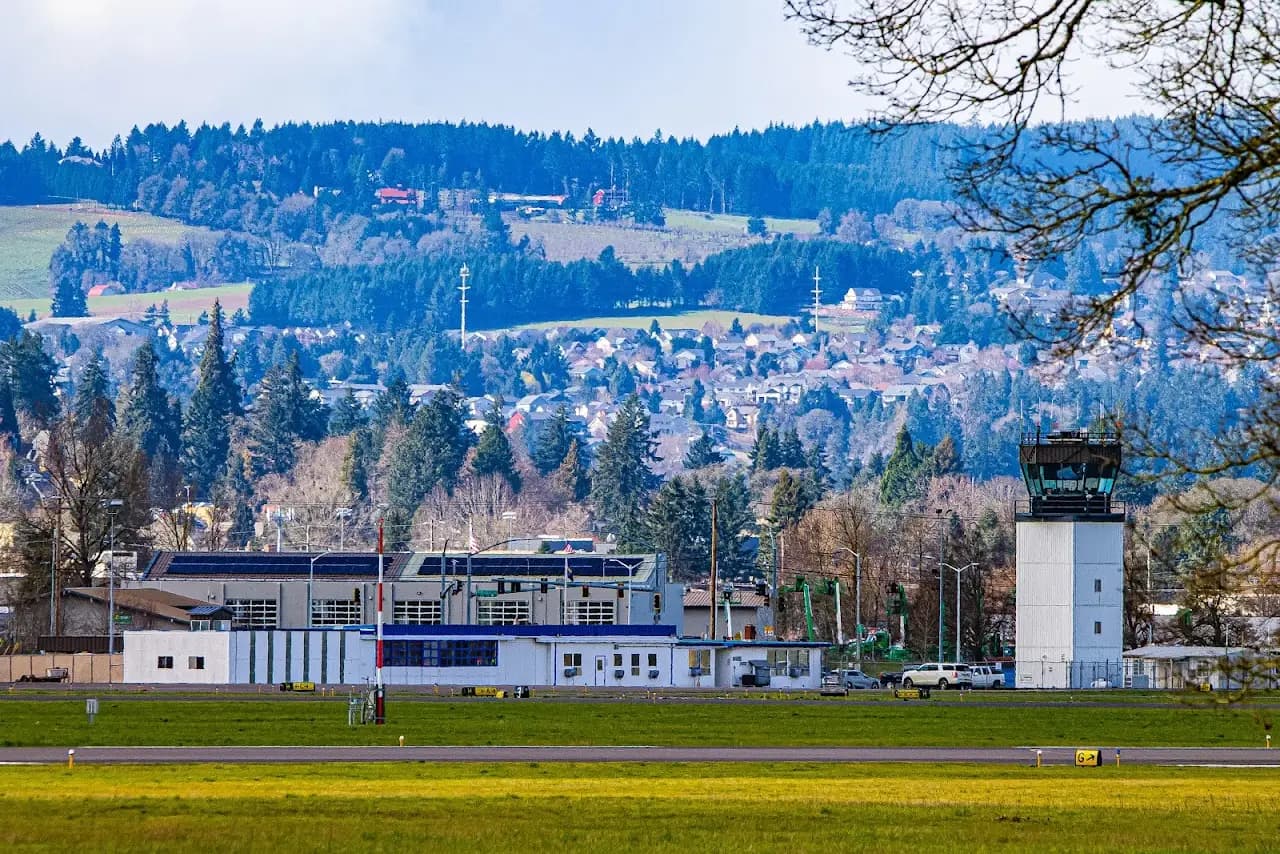 Salem-Willamette Valley Airport/McNary Field (SLE), photo 2