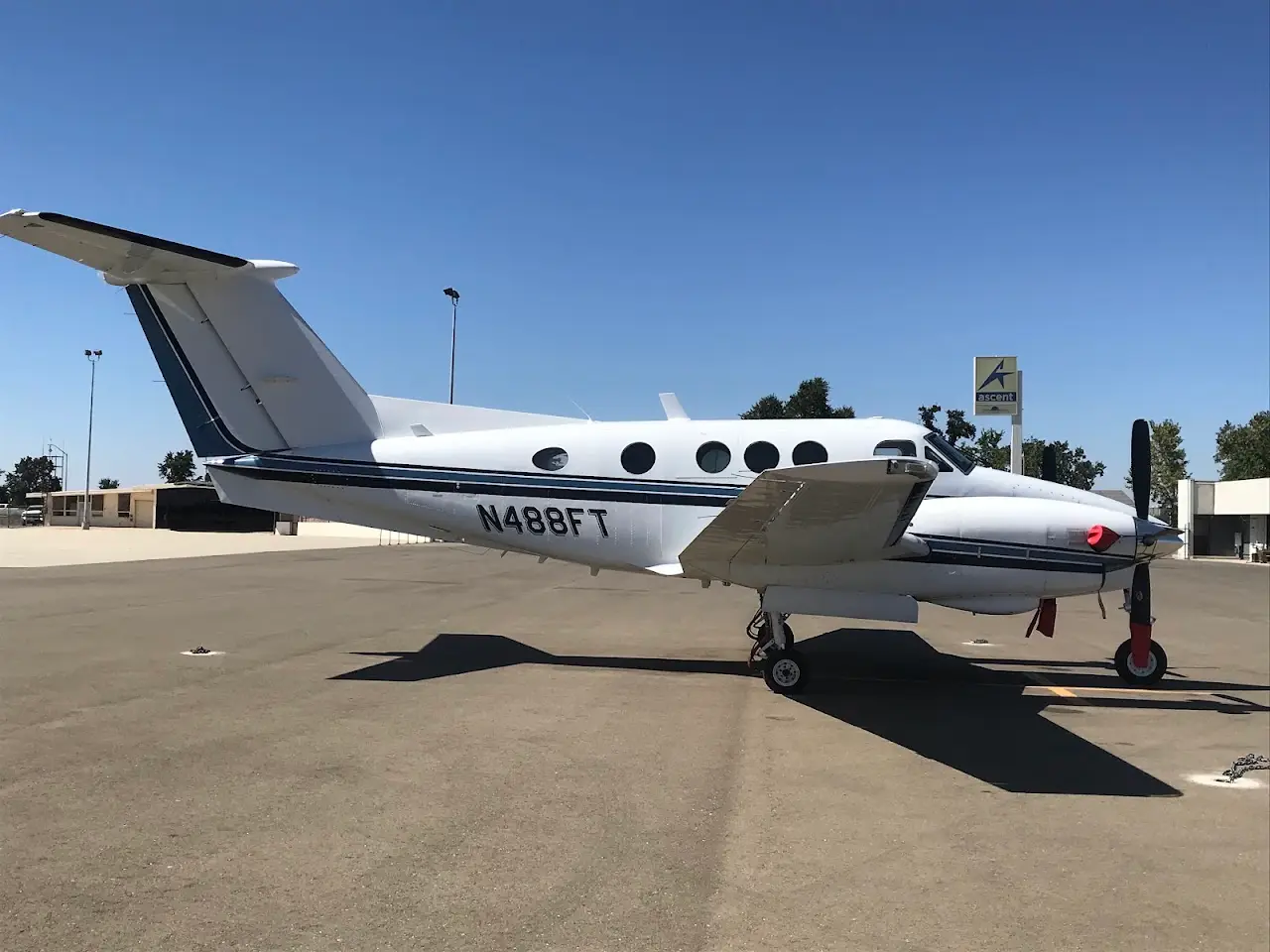 Visalia Municipal Airport (VIS), photo 3
