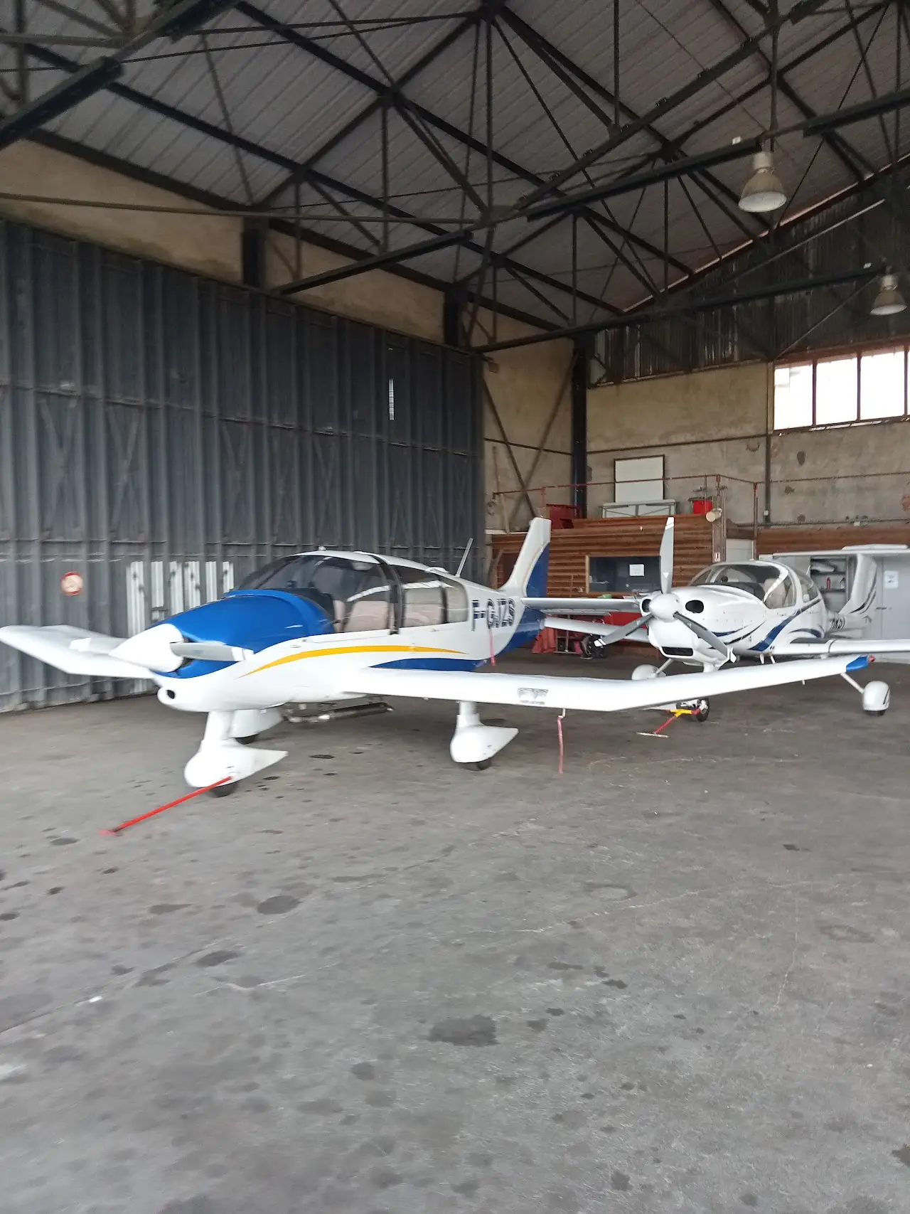 La Roche-sur-Yon Les Ajoncs Airport (EDM), photo 3