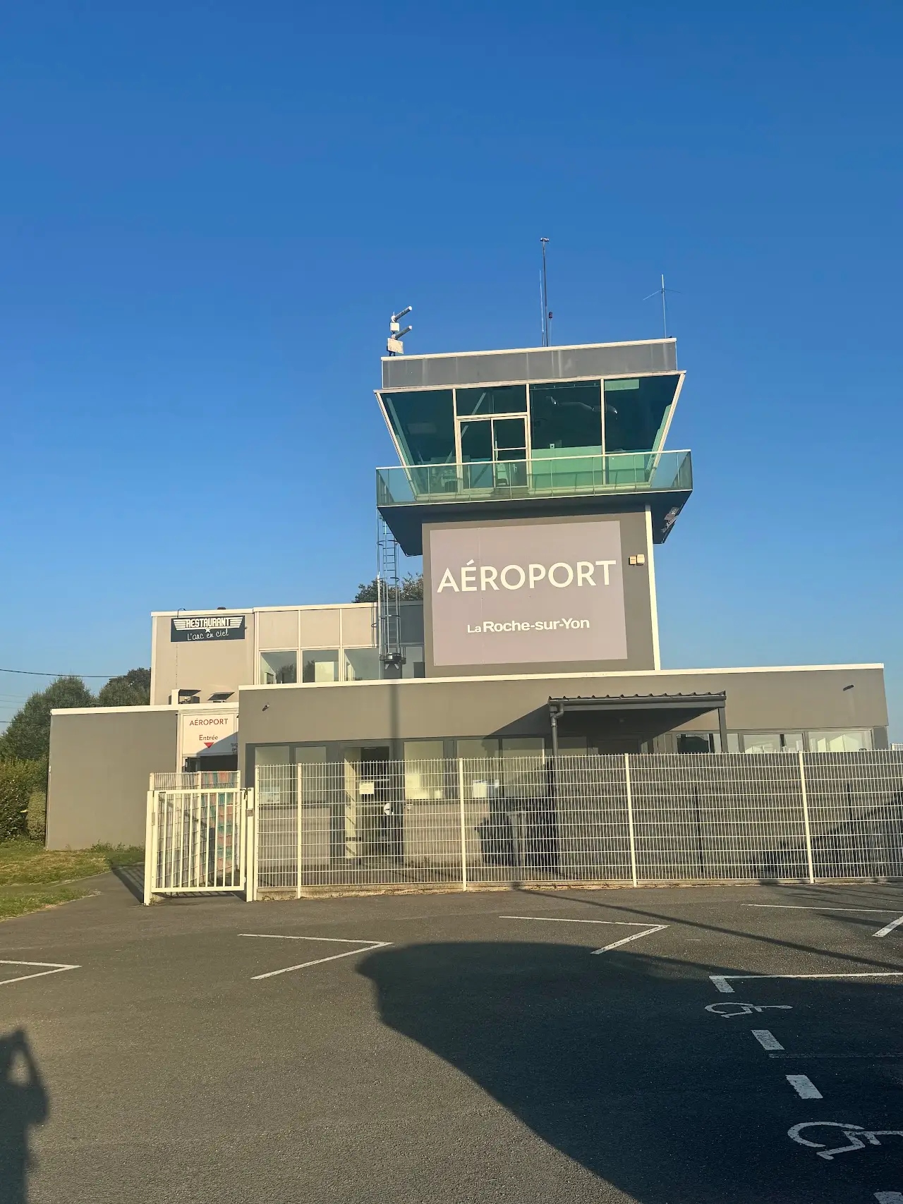 La Roche-sur-Yon Les Ajoncs Airport (EDM), photo 4