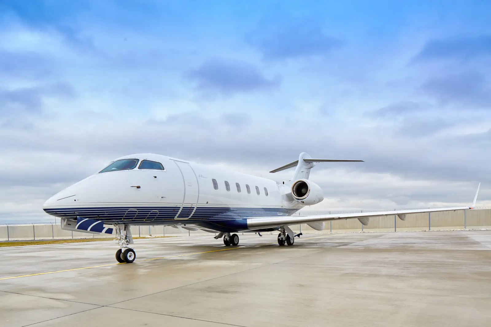 Bombardier Challenger 300 C-GBJH operated by Kreos Aviation, Inc., exterior