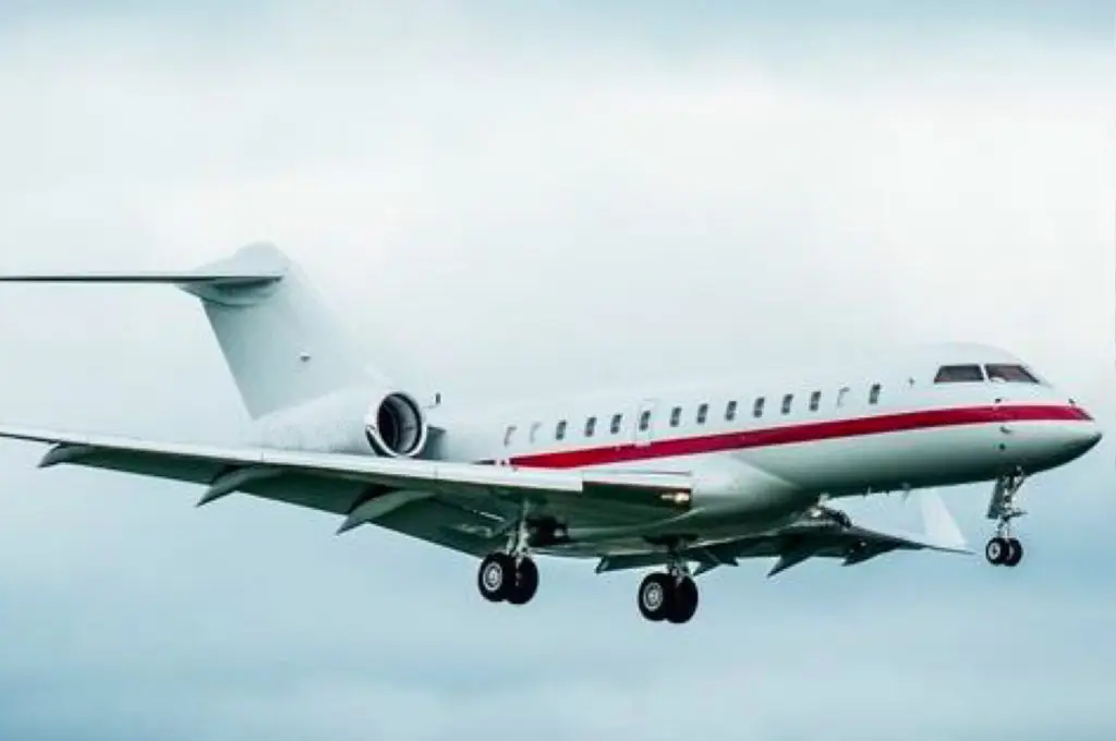 Bombardier Global Express XRS C-GDPF operated by Execaire Aviation, exterior