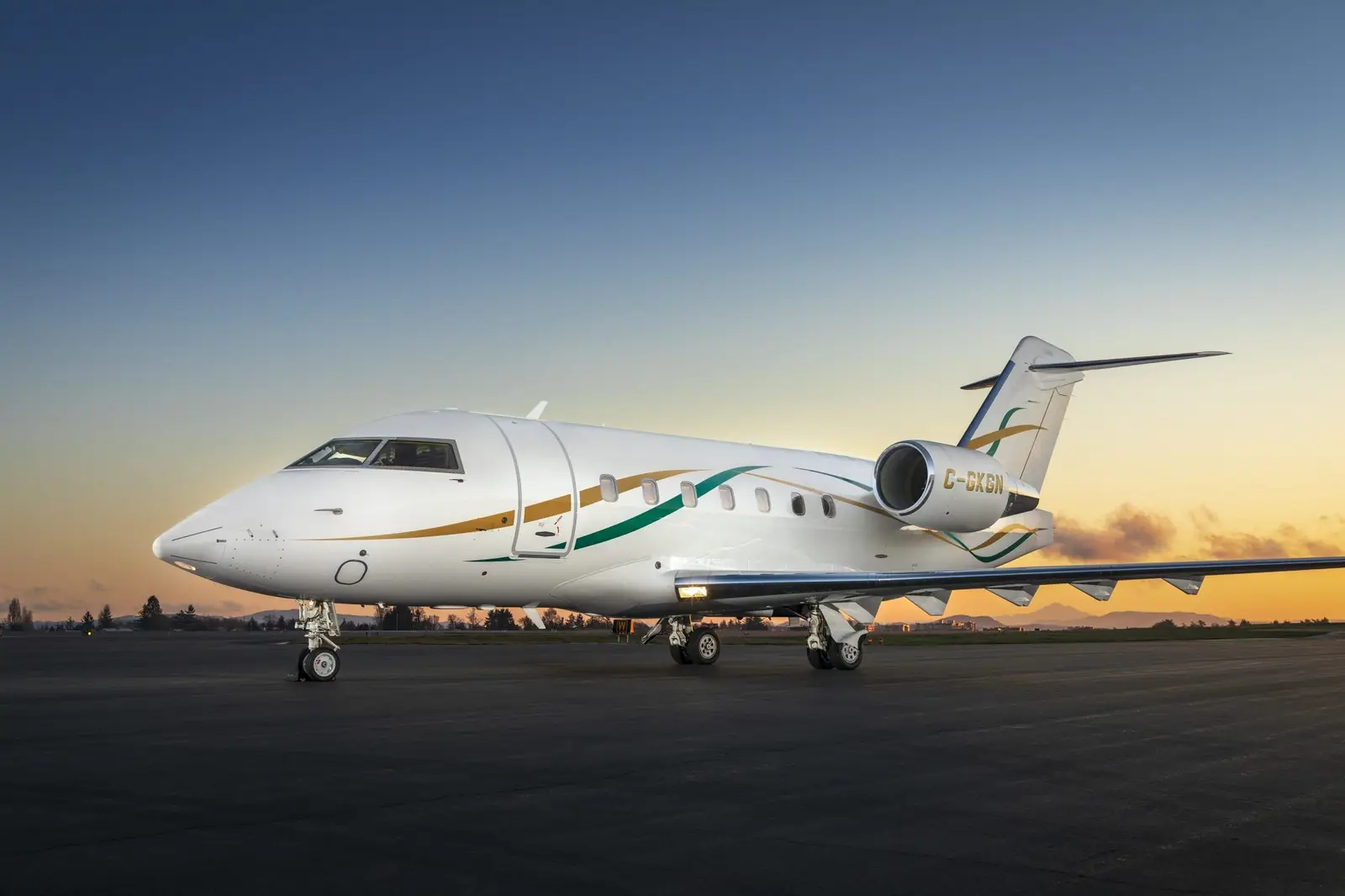 Bombardier Challenger 604 C-GKGN operated by VIH Execujet Inc, exterior