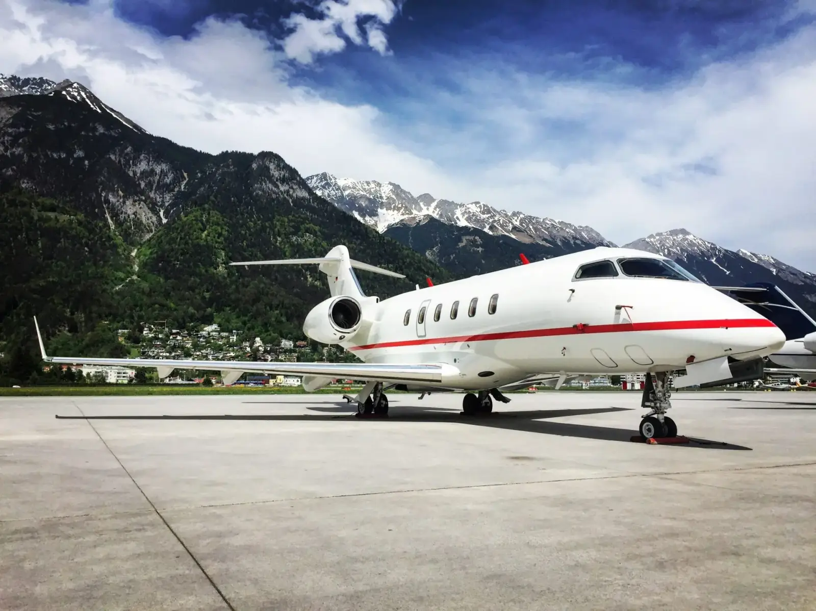 Bombardier Challenger 300 D-BUBI operated by Windrose Air Jetcharter GmbH, exterior