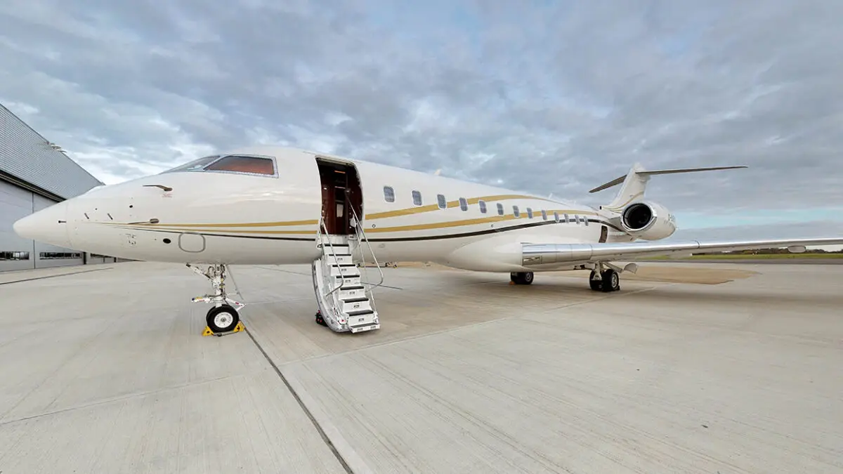 Bombardier Global 6000 G-OUEG operated by Catreus Ltd, exterior
