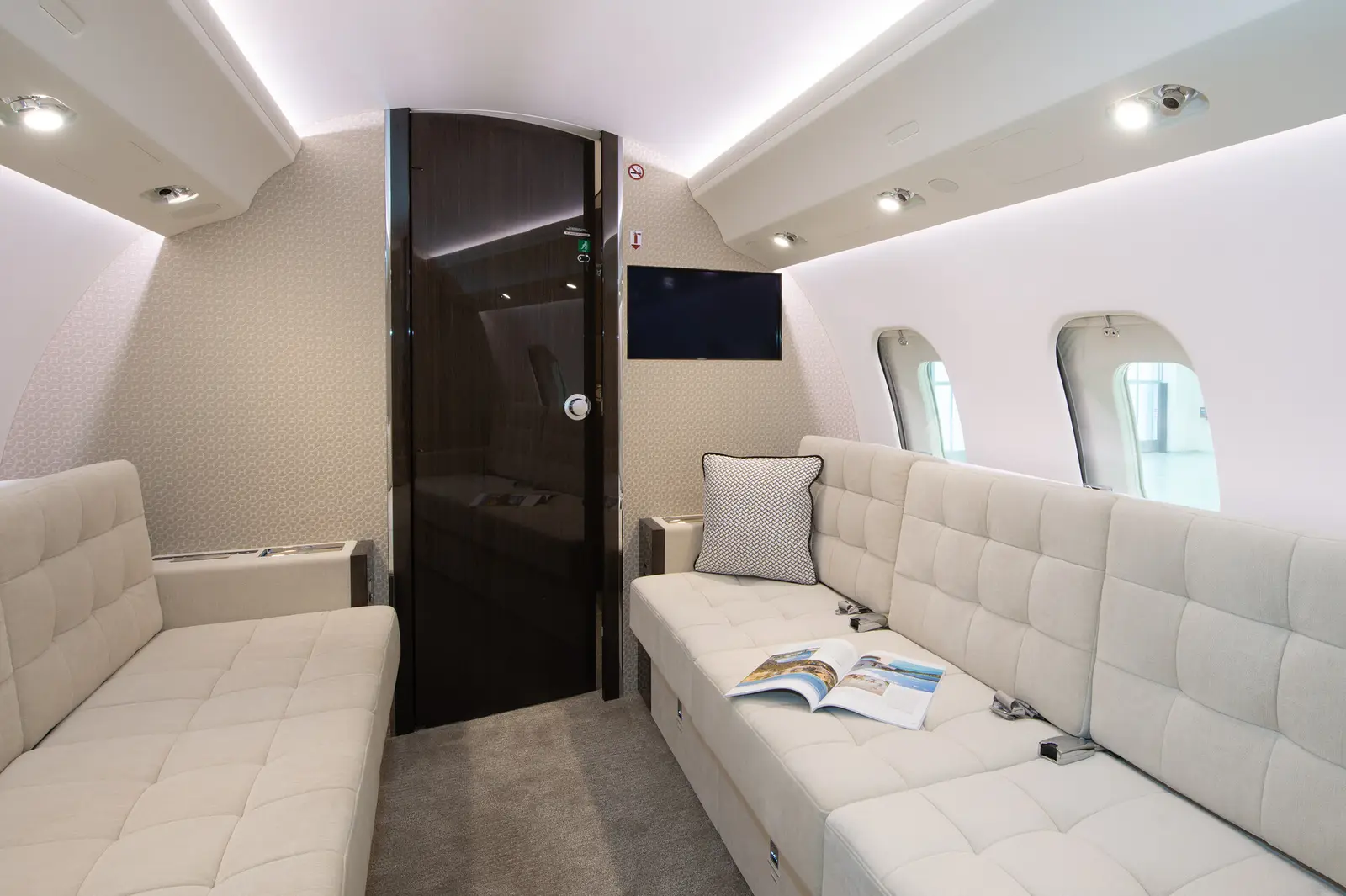 Bombardier Global 6000 HB-JLC operated by Swiss Private Jet SA, exterior