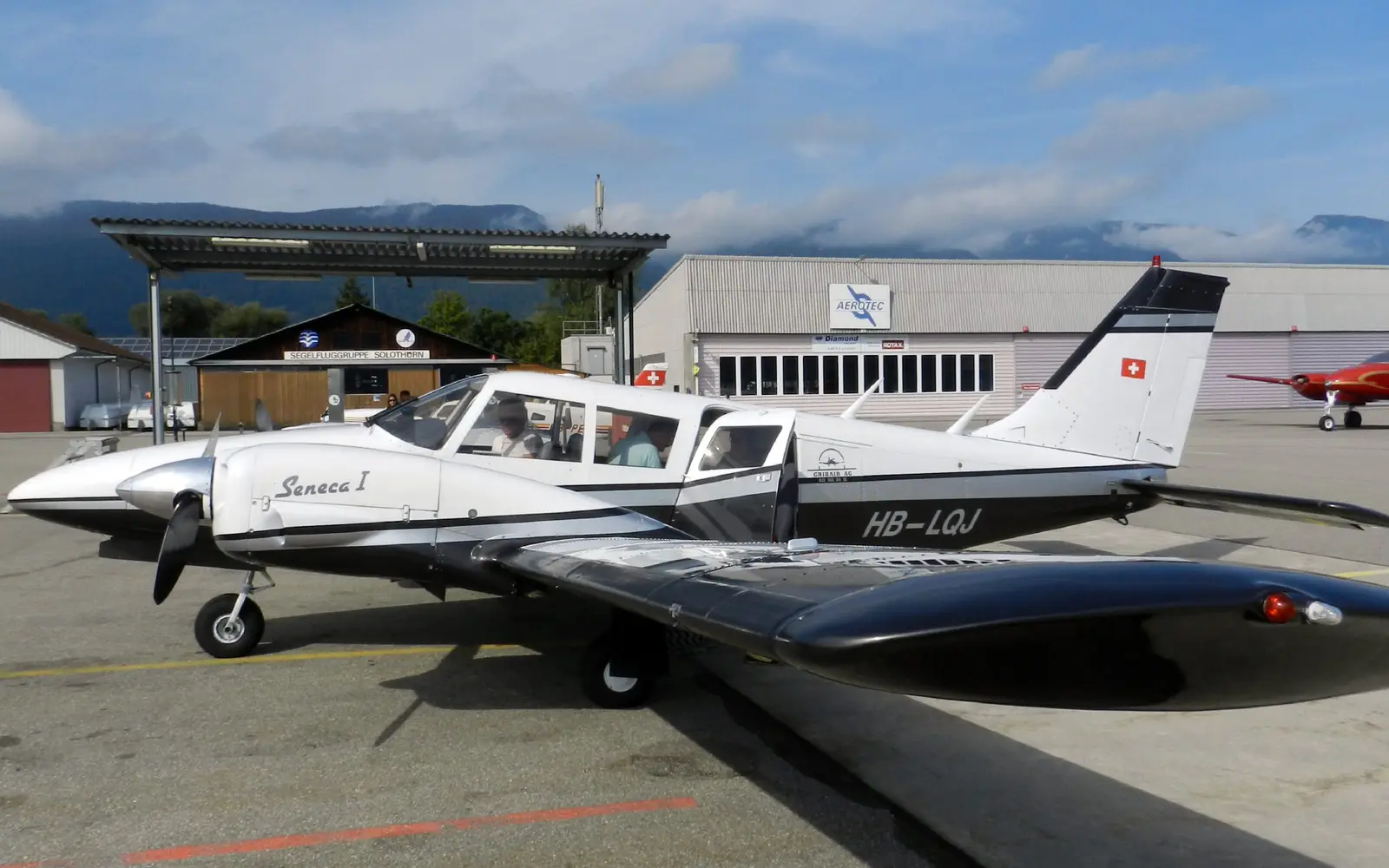 Piper PA-34-200 Seneca I HB-LQJ operated by GribAir AG, exterior