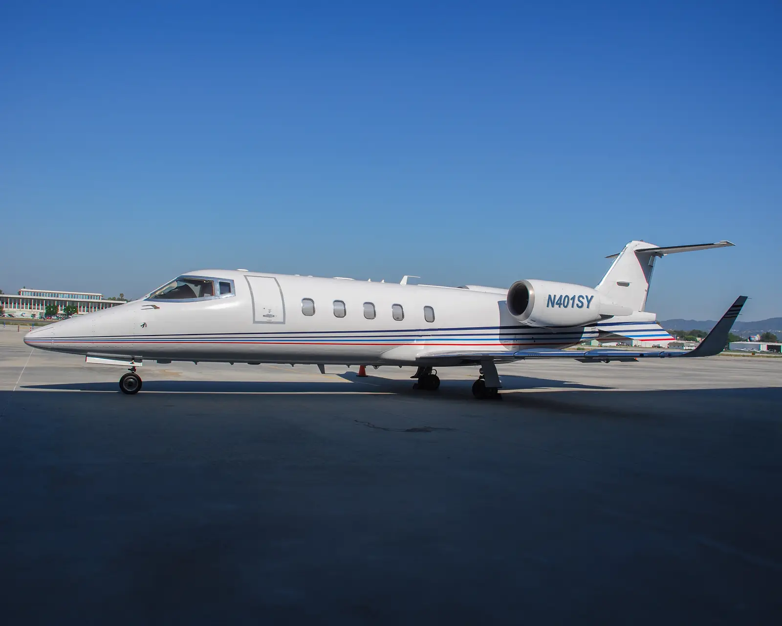 Bombardier Learjet 60 N401SY operated by Dreamline Aviation, LLC, exterior