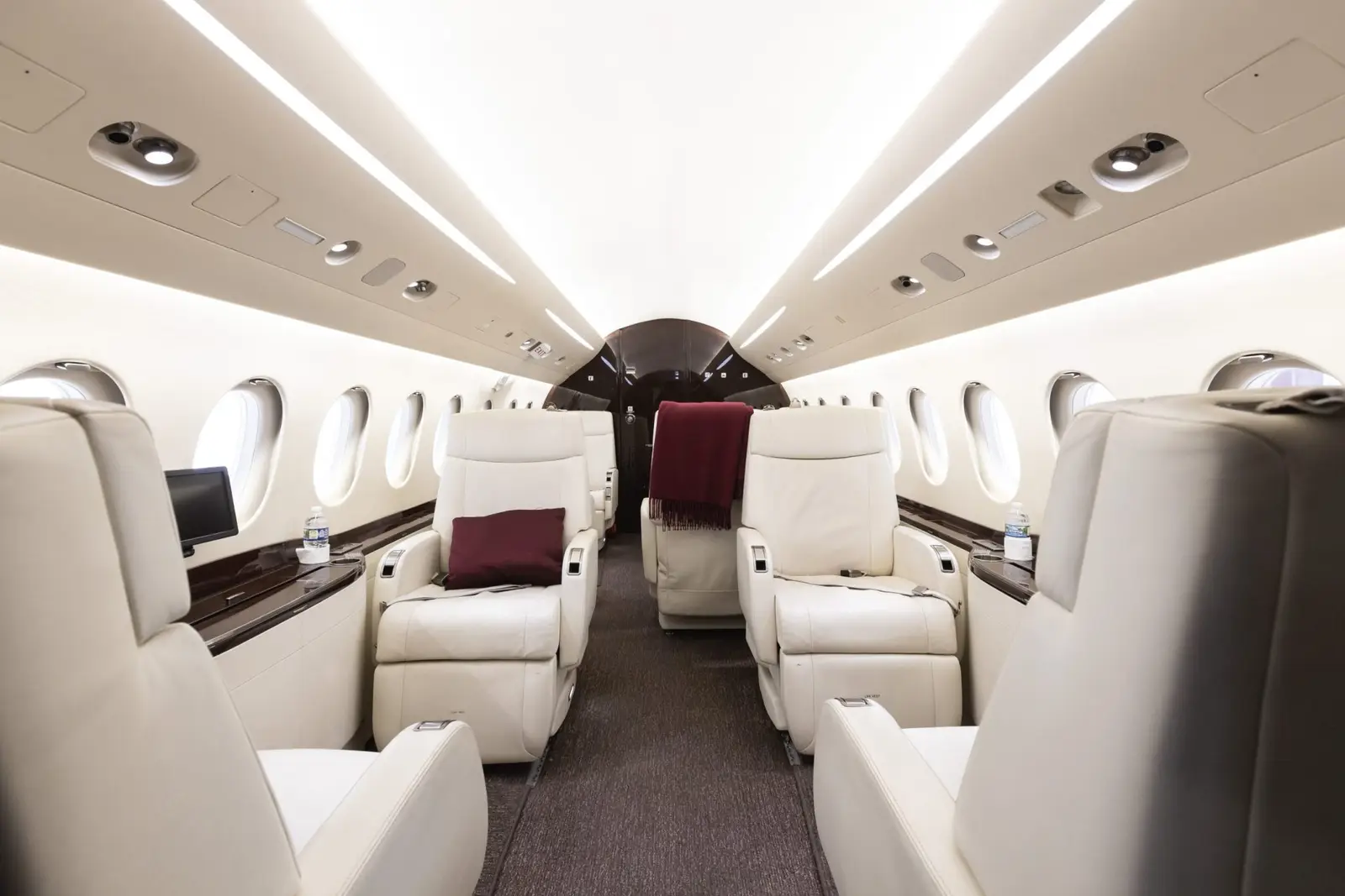 Dassault Falcon 2000EX N427MJ operated by Aviation Advisor, Inc., exterior