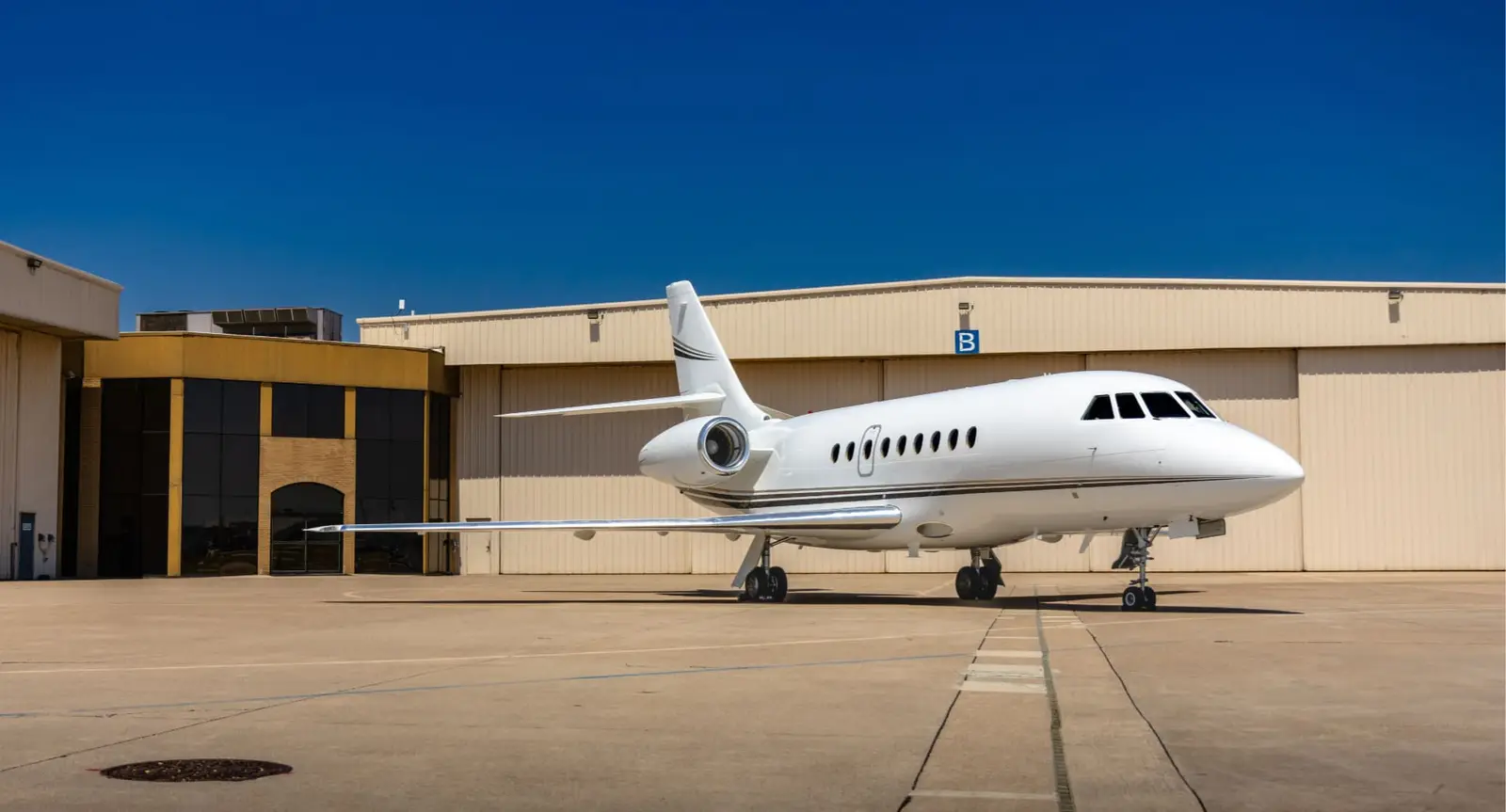 Dassault Falcon 2000EX N623RM operated by Business Jet Services, exterior