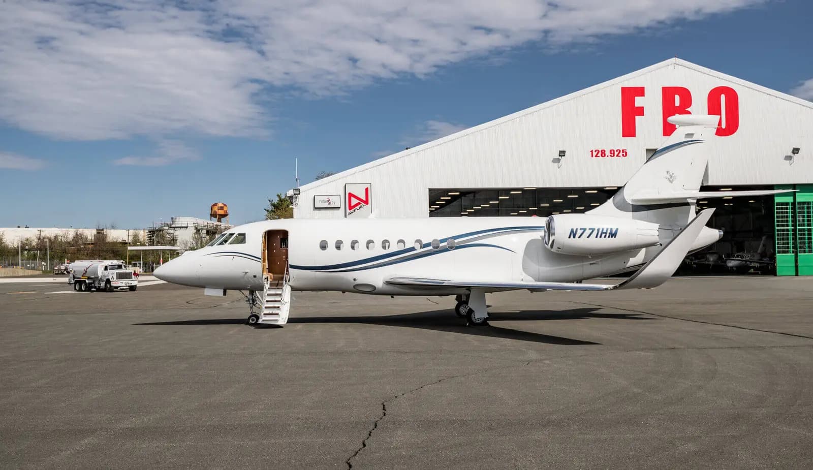 Dassault Falcon 2000EX N771HM operated by Aviation Charters, exterior