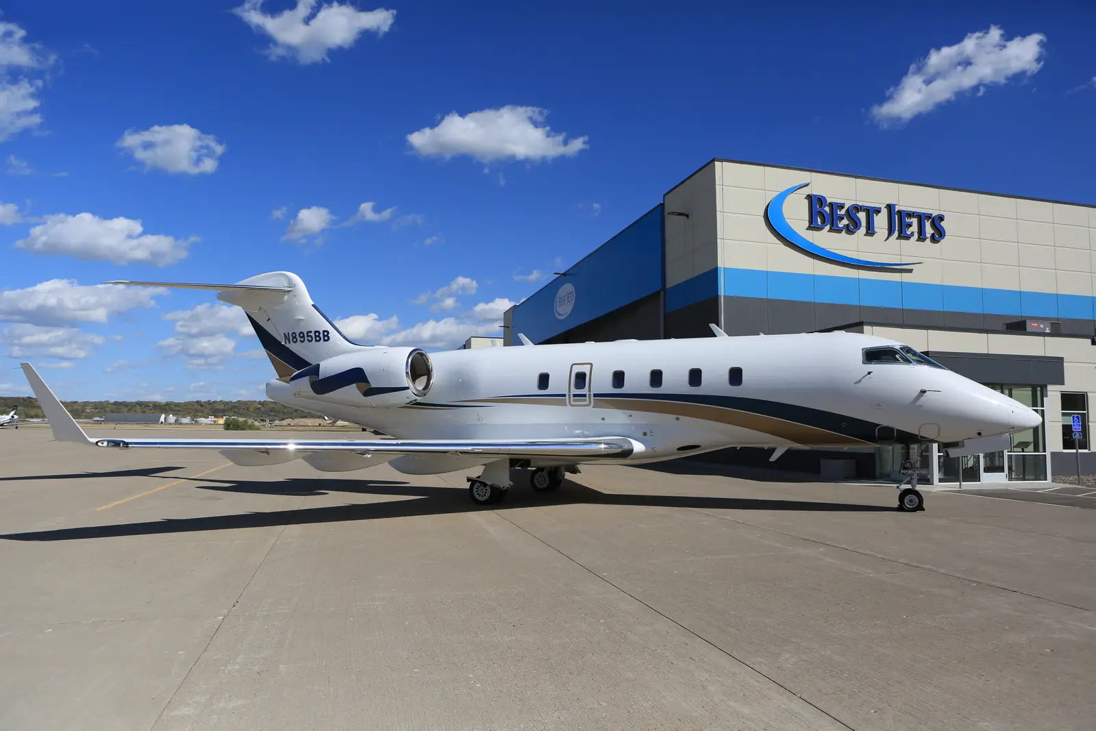 Bombardier Challenger 300 N895BB operated by Best Jets Int., exterior