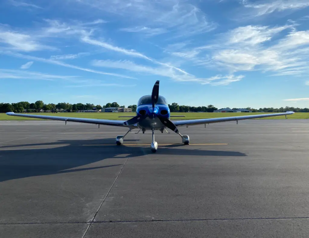 Cirrus SR22 N962MB operated by FliteAccess, LLC, exterior