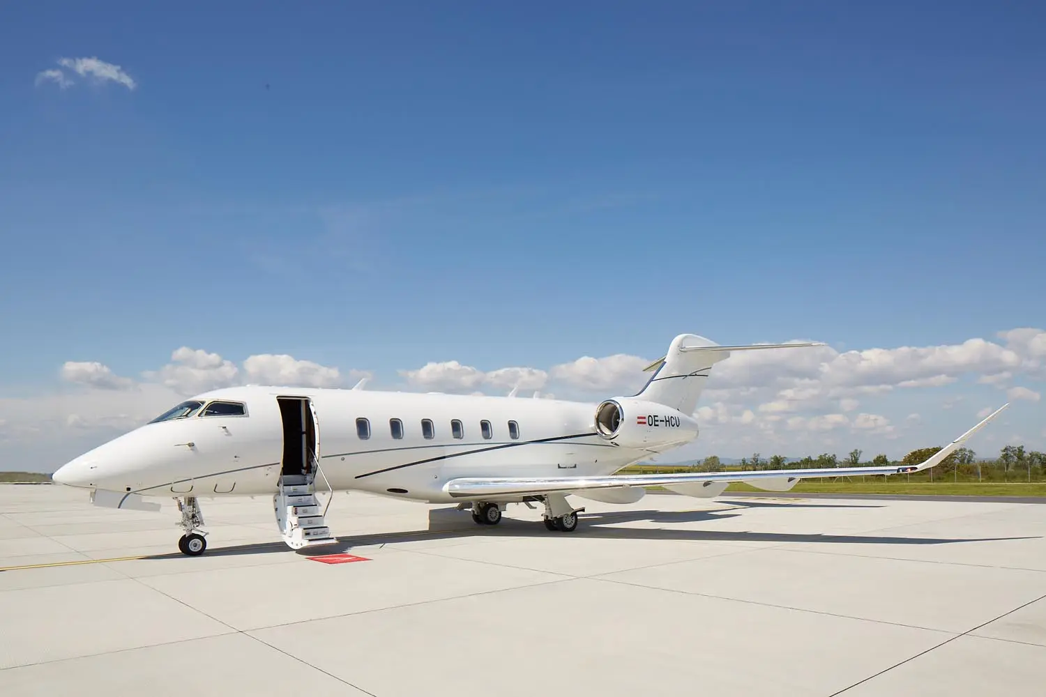Bombardier Challenger 350 OE-HCU operated by SPARFELL Aviation Group, exterior