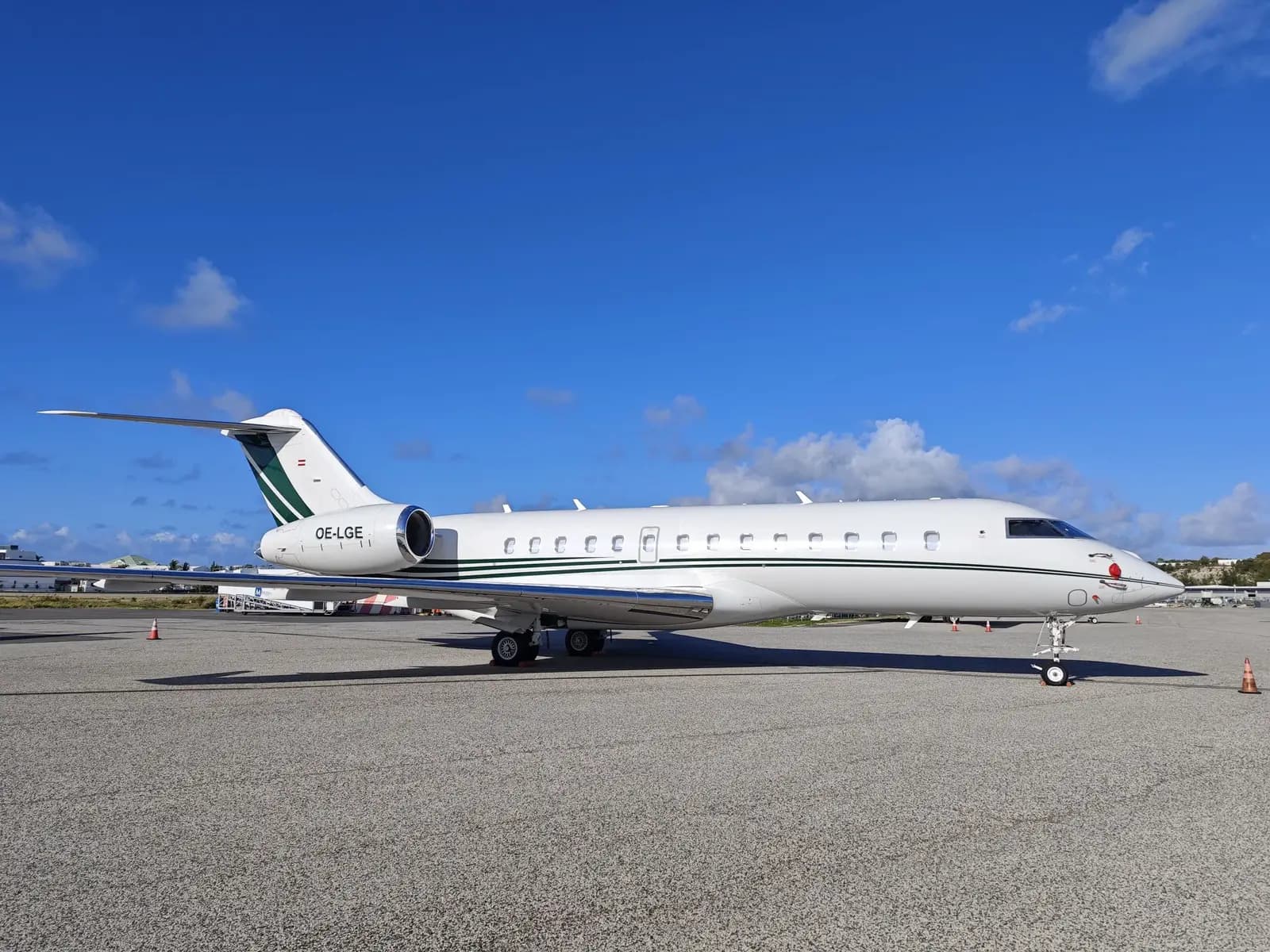 Bombardier Global 5000 OE-LGE operated by Skyside GmbH, exterior