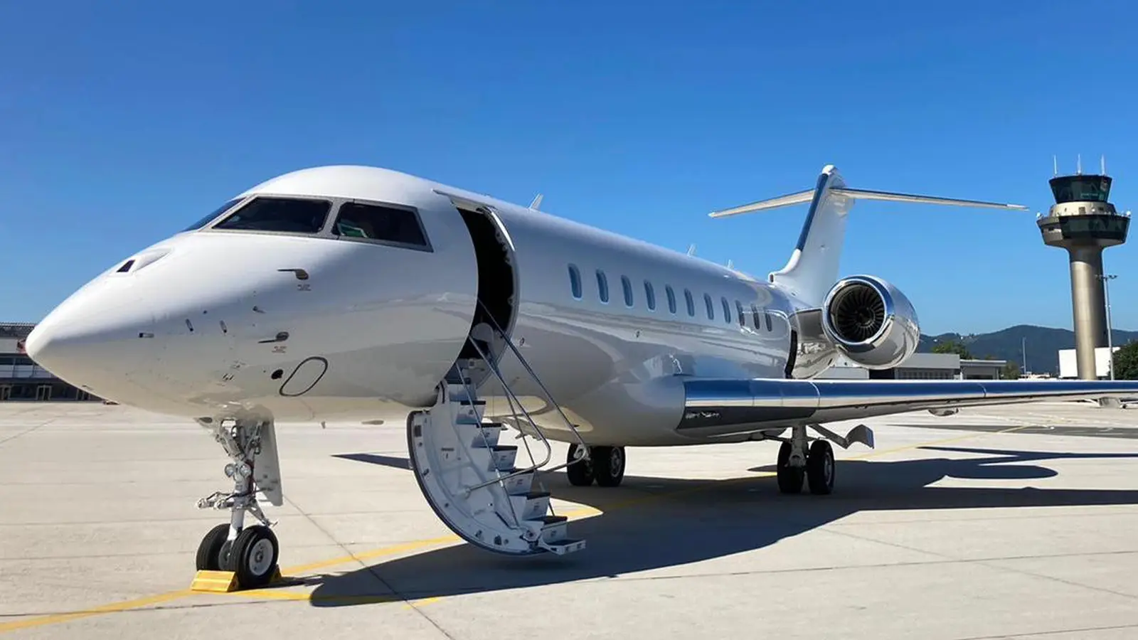 Bombardier Global 5000 PH-BEJ operated by FLYINGGROUP, exterior