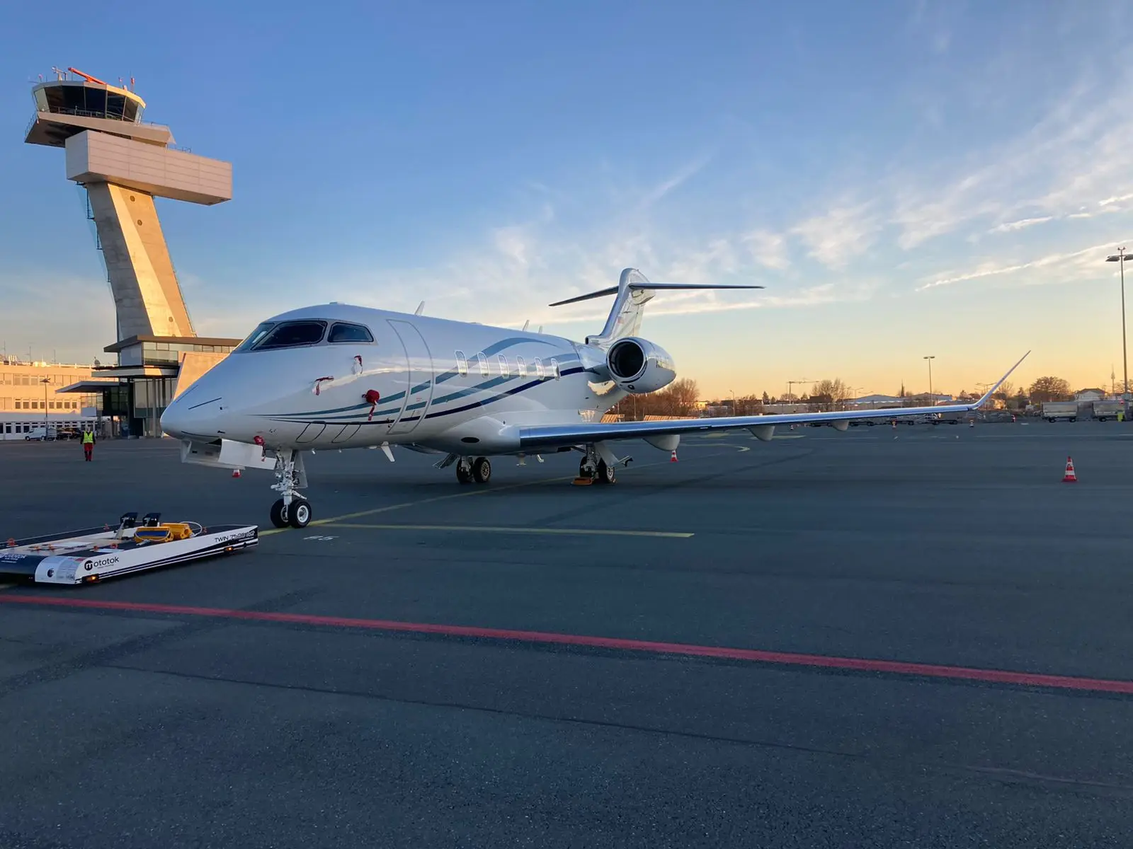 Bombardier Challenger 350 RA-67130 operated by Tulpar Aero Group Ltd., exterior