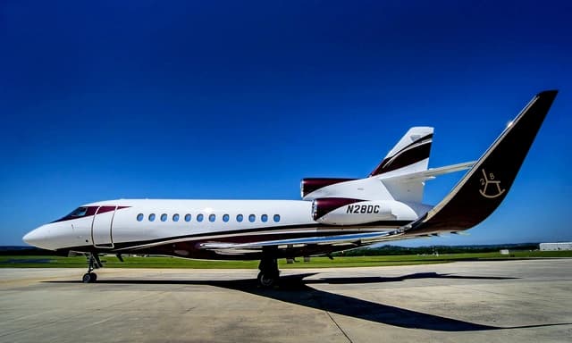 Falcon 900B N28DC