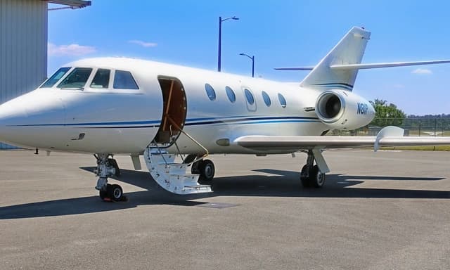 Falcon 20 N81P