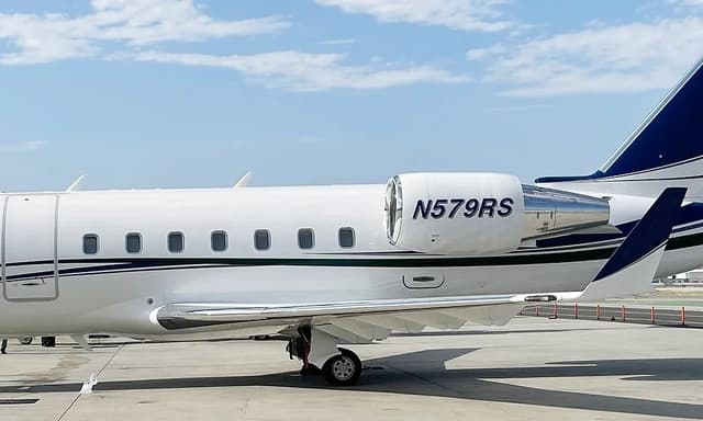 Challenger 604 N579RS