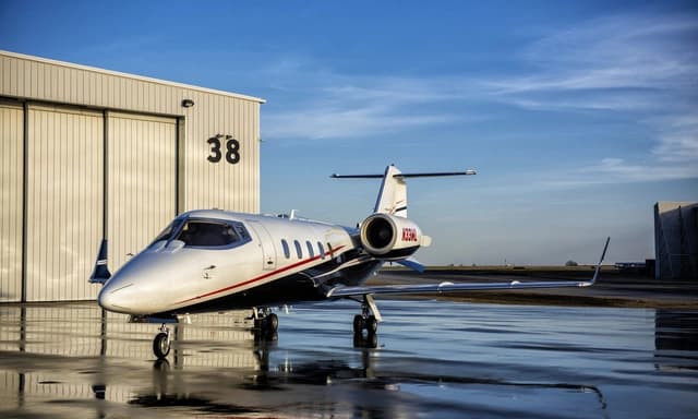 Learjet 60 N33WL