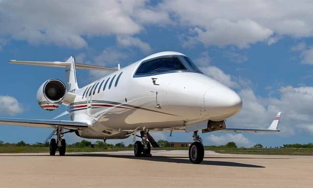 Learjet 40XR N18AX