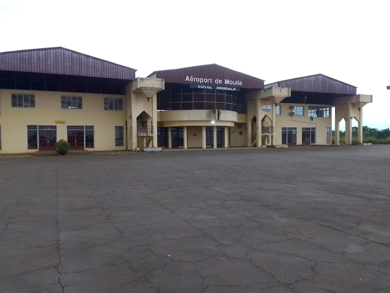 Mouilla Ville Airport