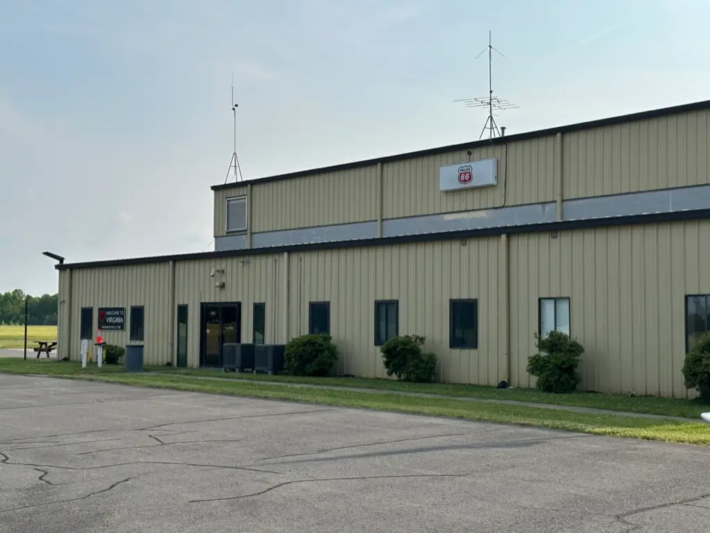 Louisa County Airport / Freeman Field