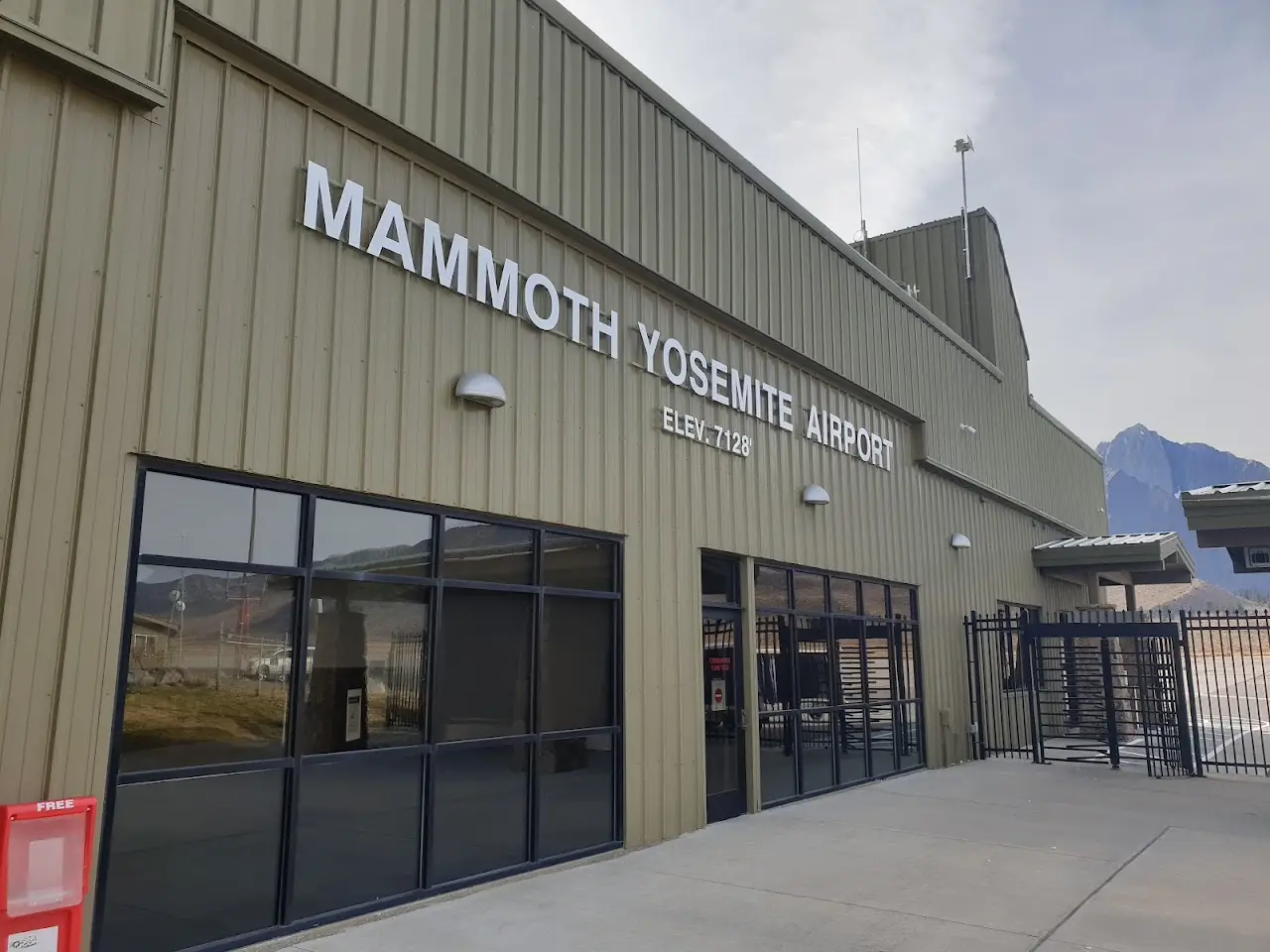 Mammoth Yosemite Airport