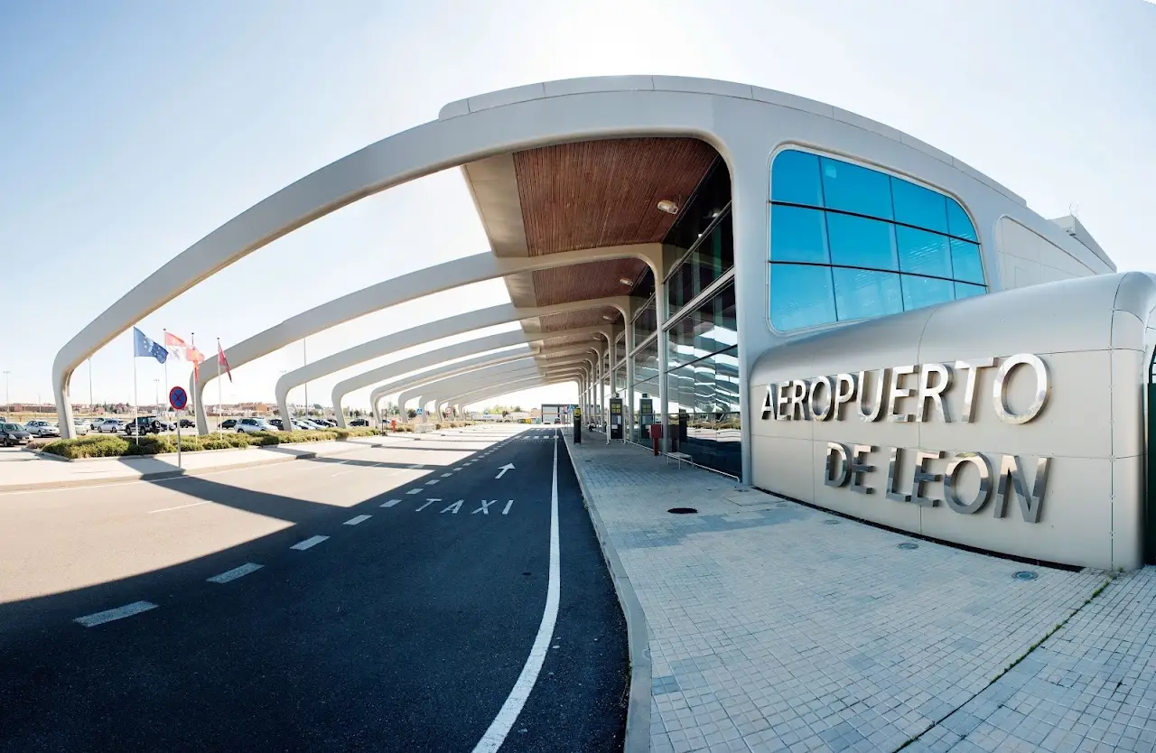 León Airport