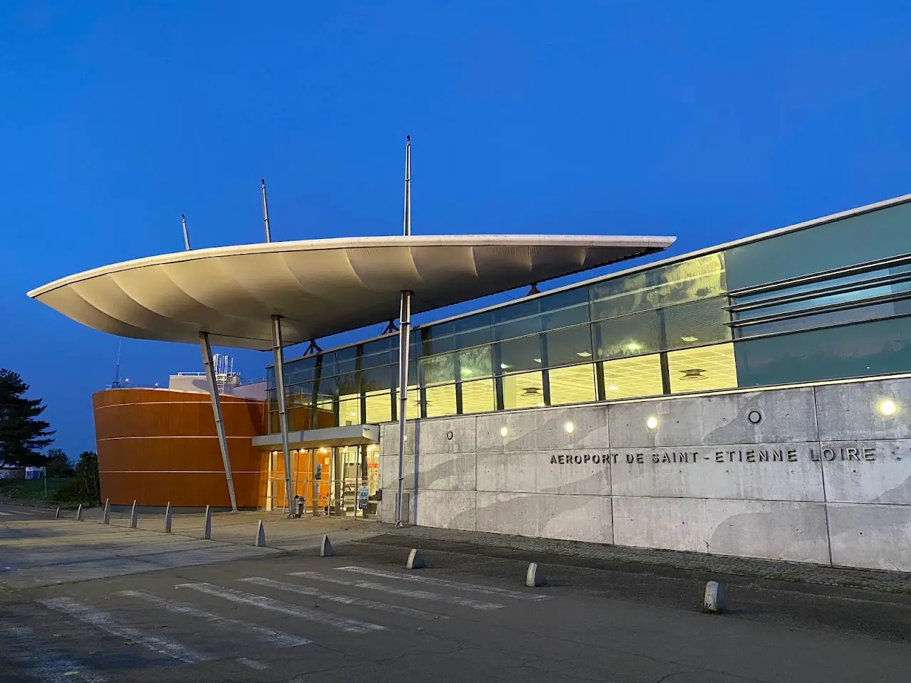 Saint-Étienne-Bouthéon Airport