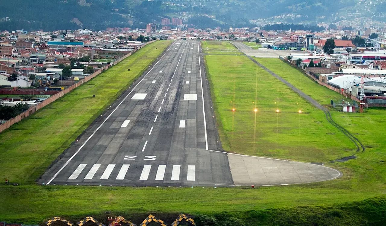 Mariscal Lamar Airport