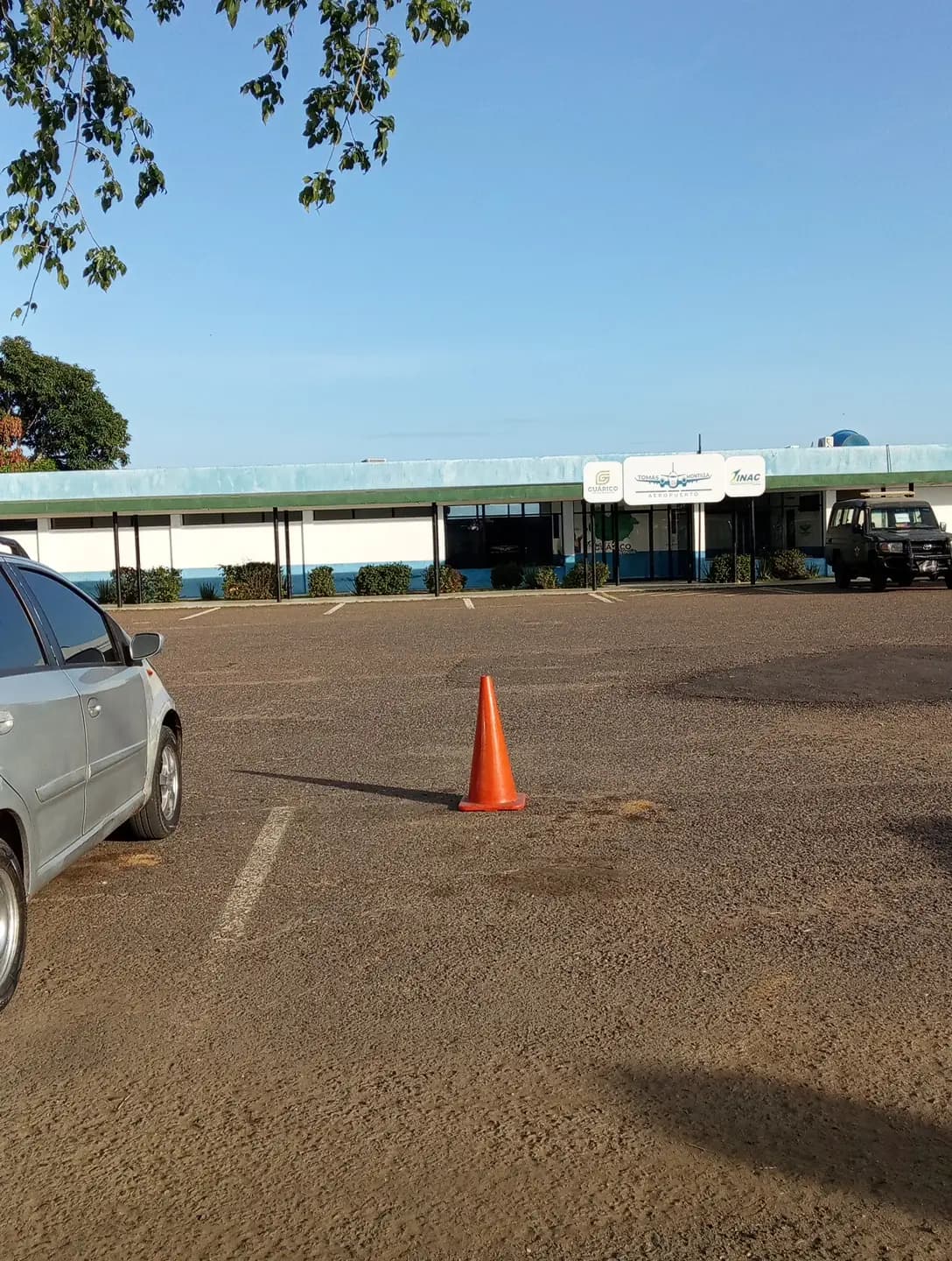 Valle de La Pascua Airport